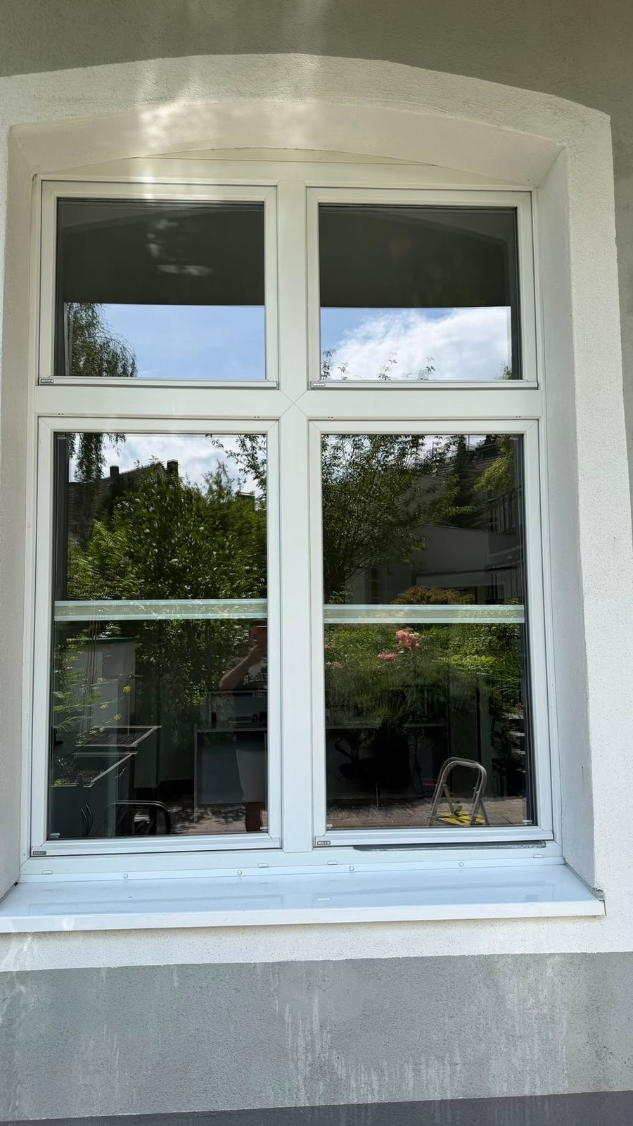 Dasselbe Fenster nach der Reinigung: klares, streifenfreies Glas