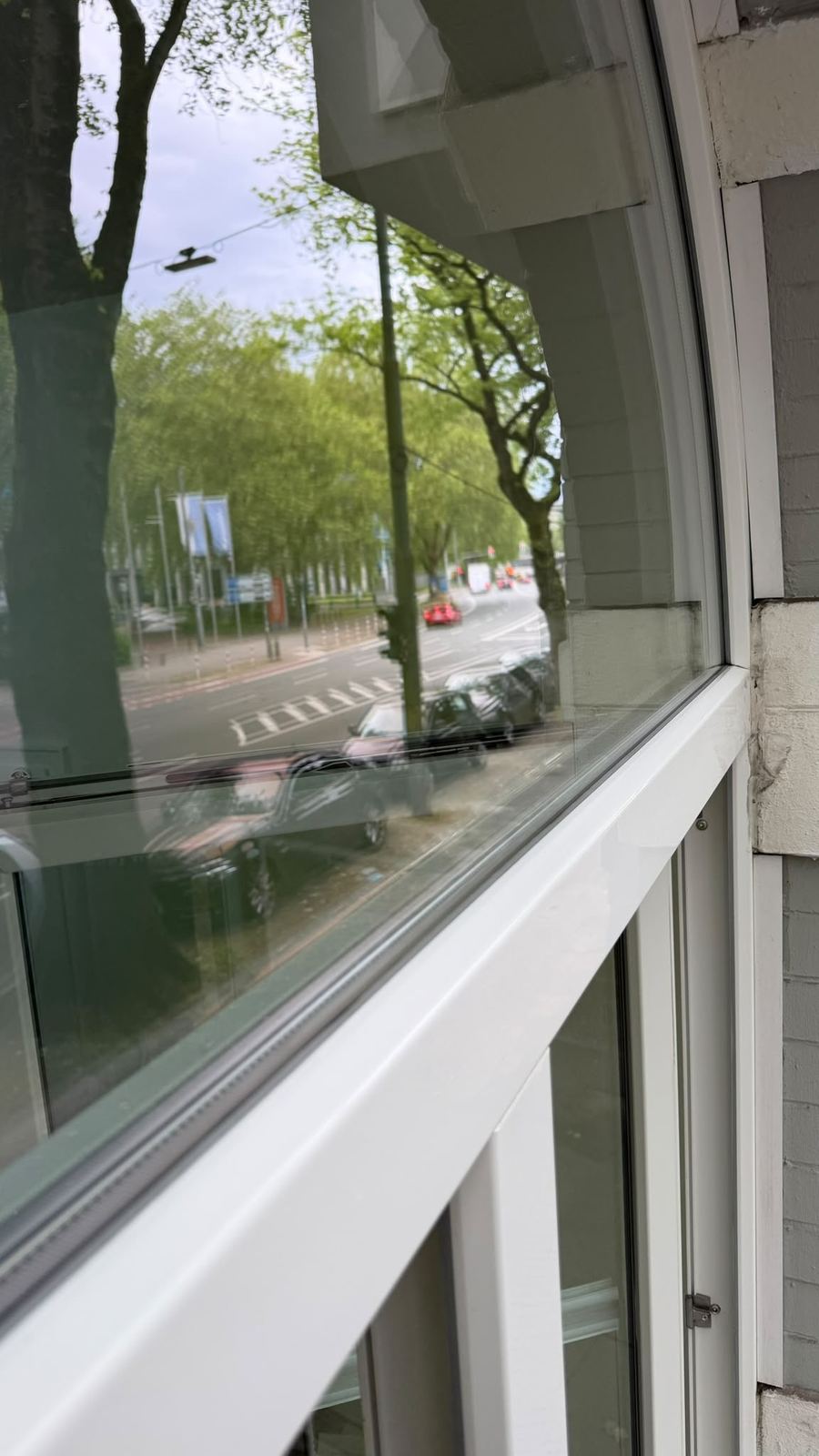 Fensterbank und Glas nach der Reinigung: sauber und klar