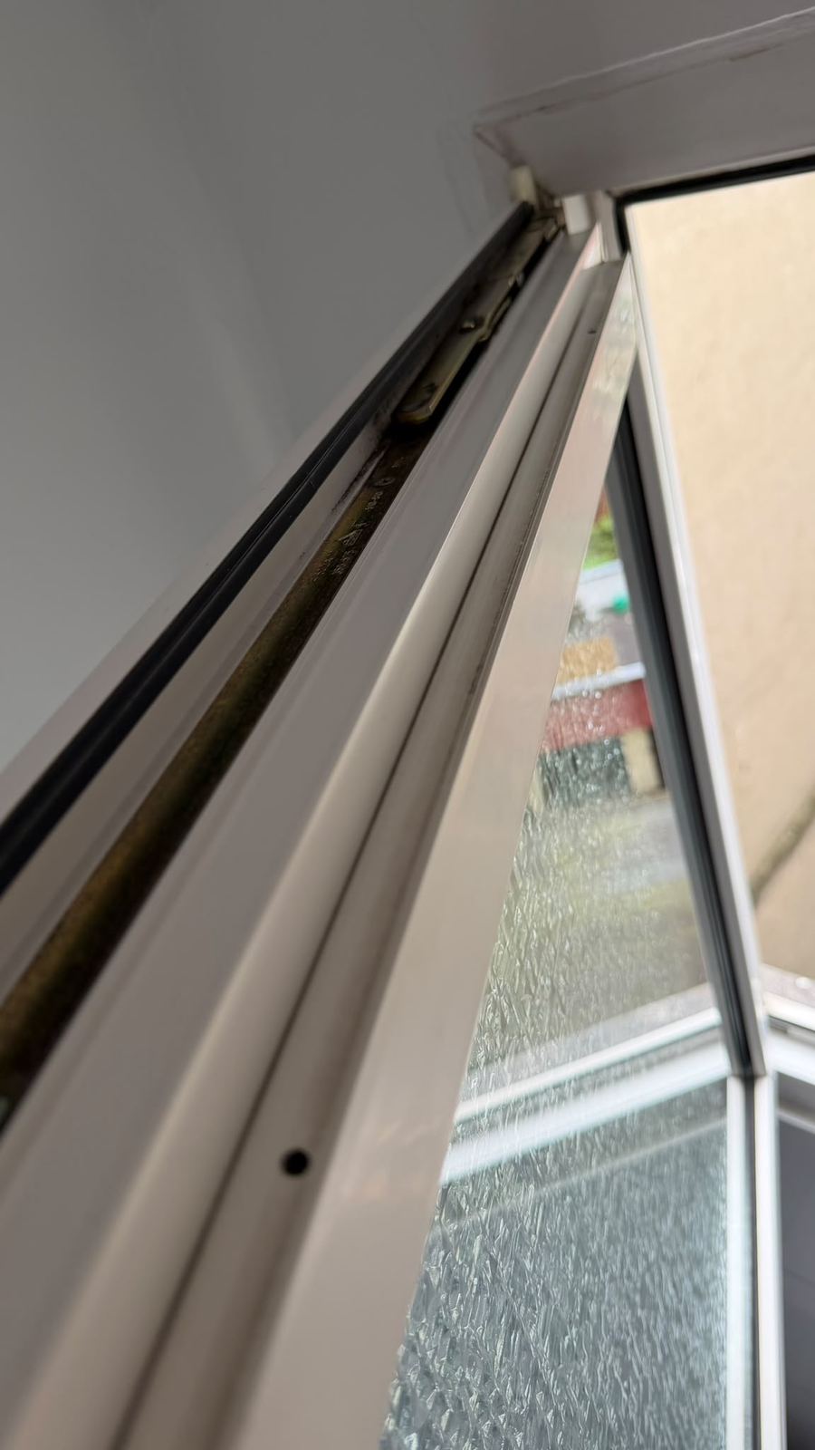 Fensterfalz nach der Reinigung: sauberer Rahmen und glänzende Beschläge