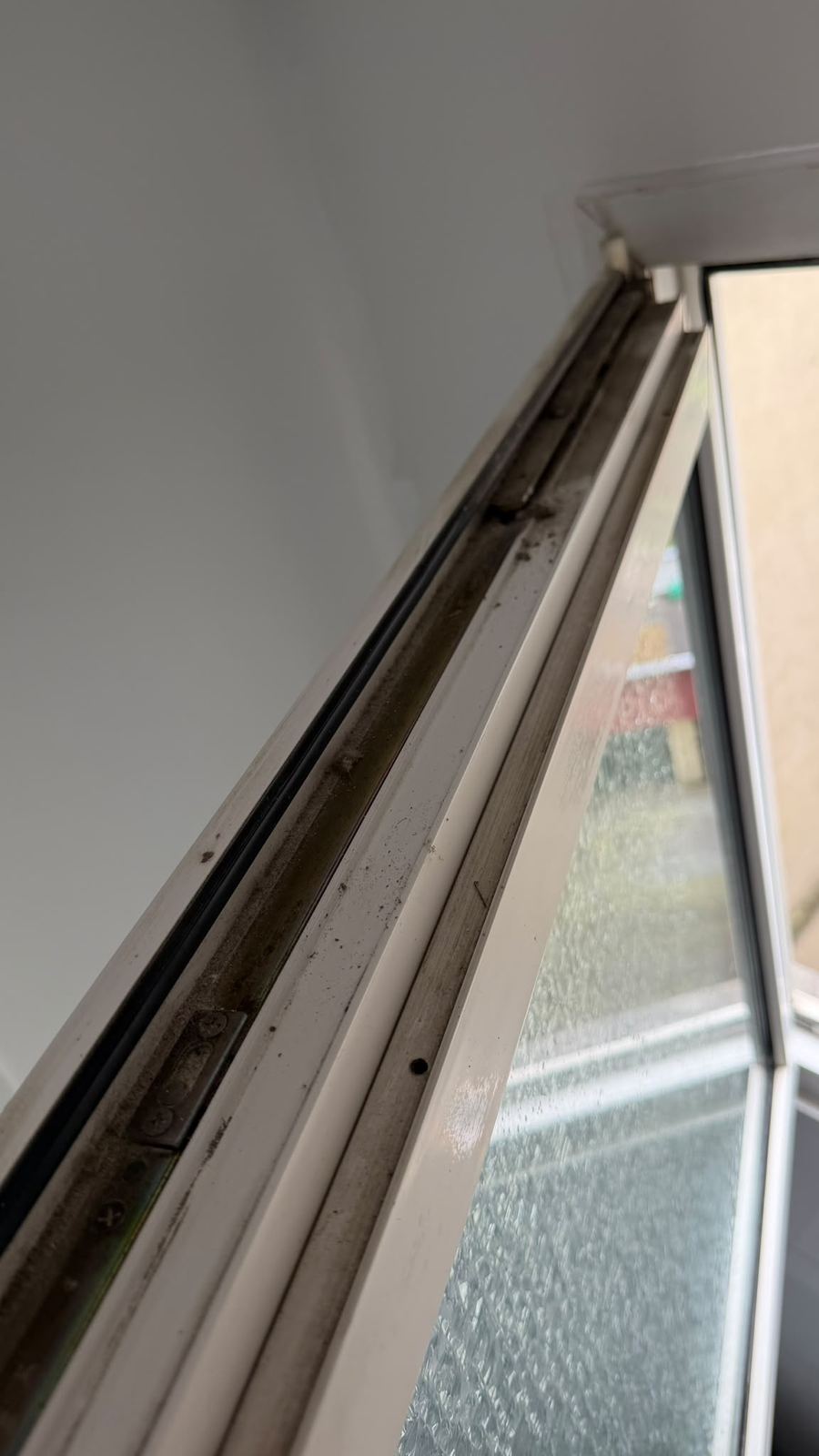 Fensterfalz vor der Reinigung: dunkler Schmutz an Dichtung und Beschlägen